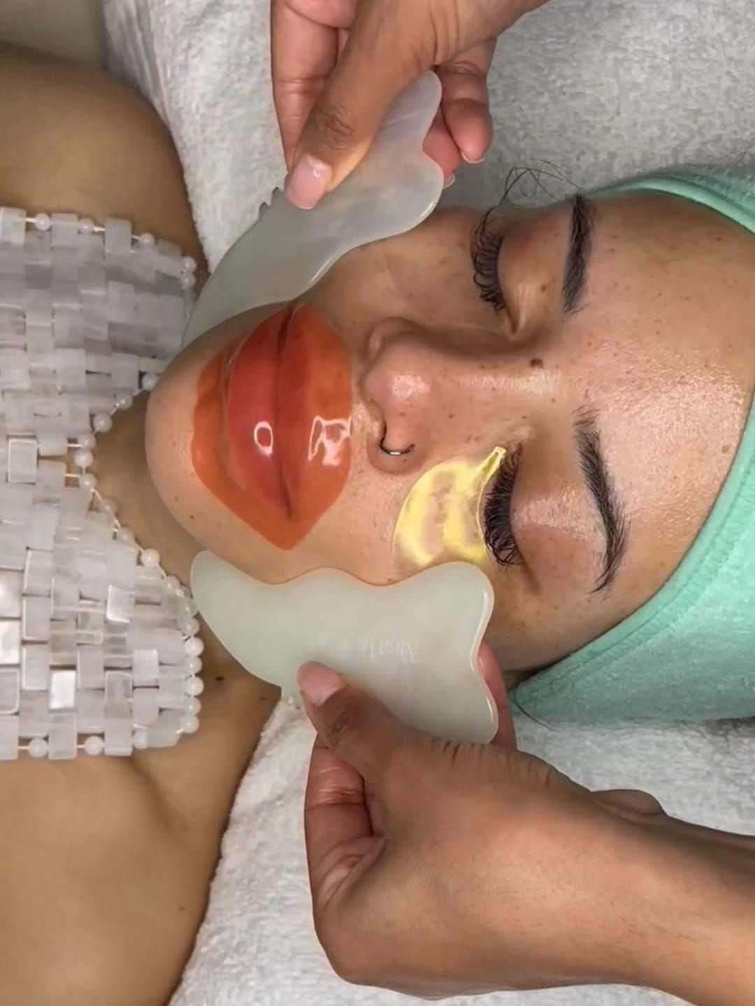 Una mujer está recibiendo un tratamiento facial en un spa.