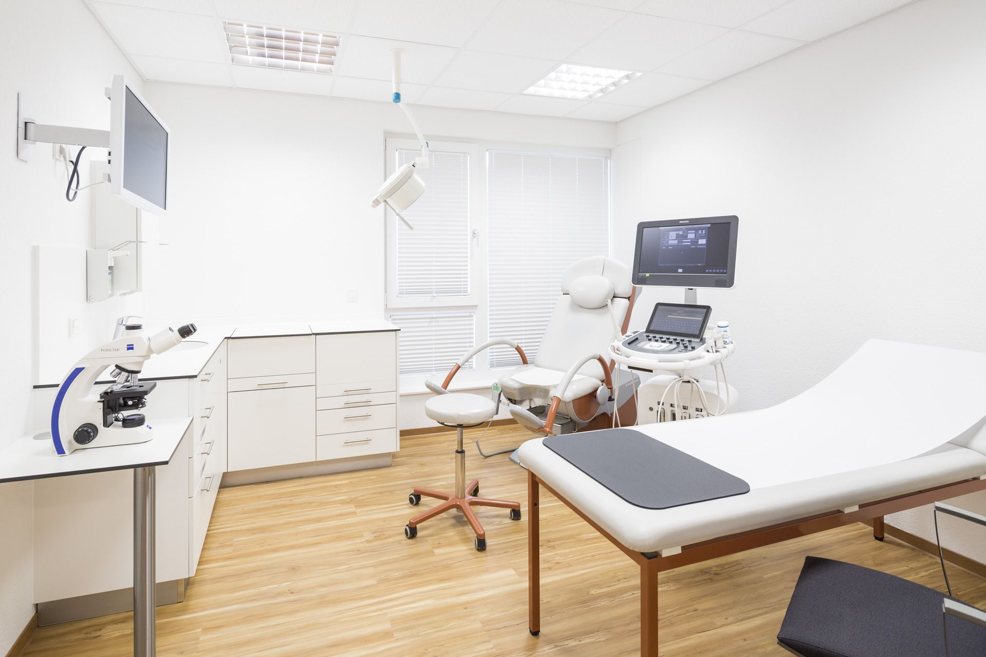 Behandlungszimmer 2 der Frauenarztpraxis Dr. med. Henric Peper in Winsen (Aller)