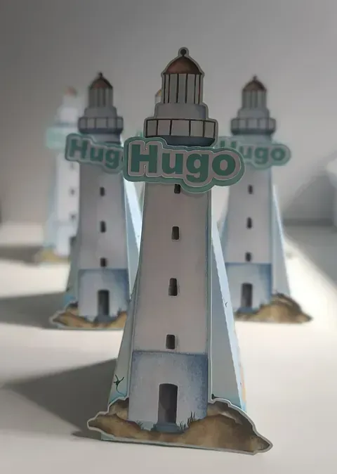 Faro de papel con un letrero que dice 