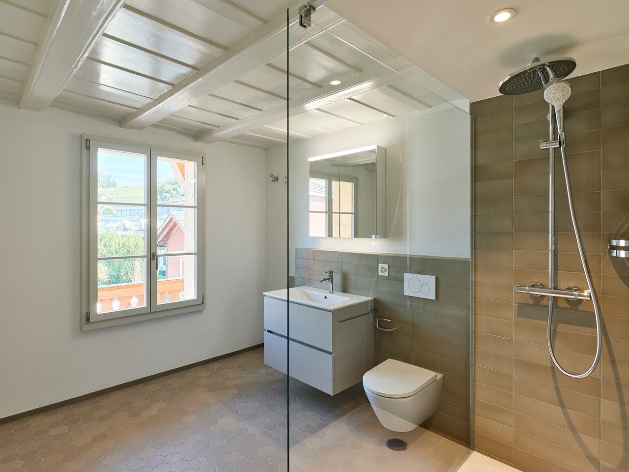 Ein Badezimmer mit Toilette, Waschbecken und Dusche.