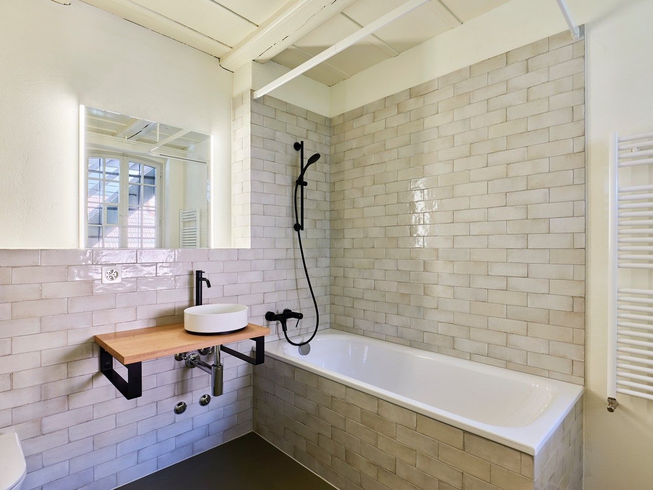 Ein Badezimmer mit Badewanne, Waschbecken, Spiegel und Dusche.