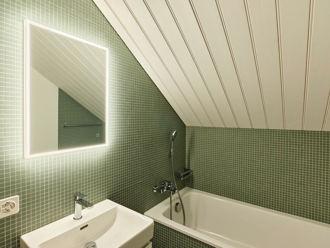 Ein Badezimmer mit Badewanne, Waschbecken und Spiegel