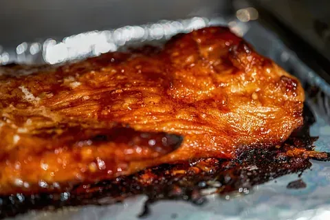 Un primer plano de un trozo de carne en una sartén.