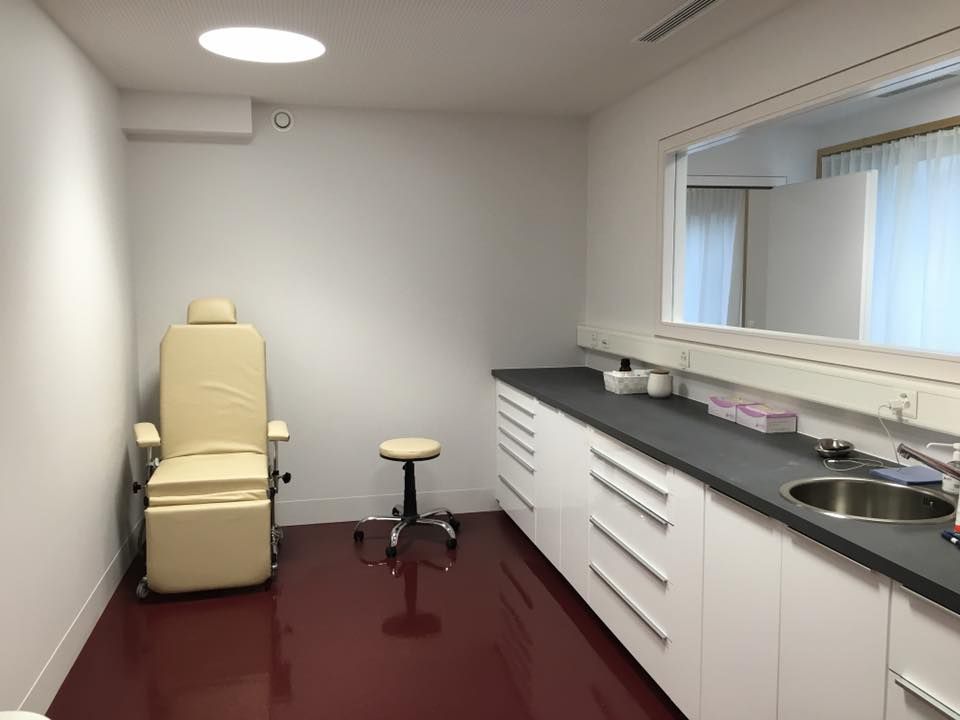 Une pièce avec une chaise et un lavabo dedans