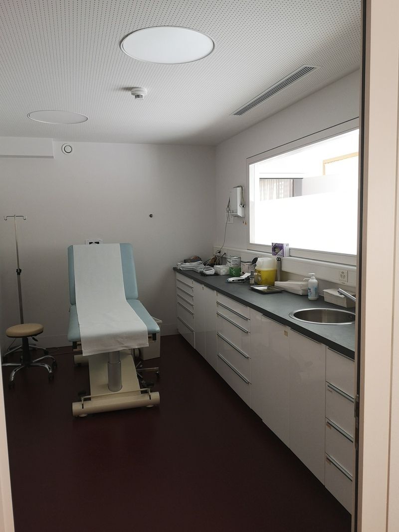 Un cabinet médical avec une table et un lavabo