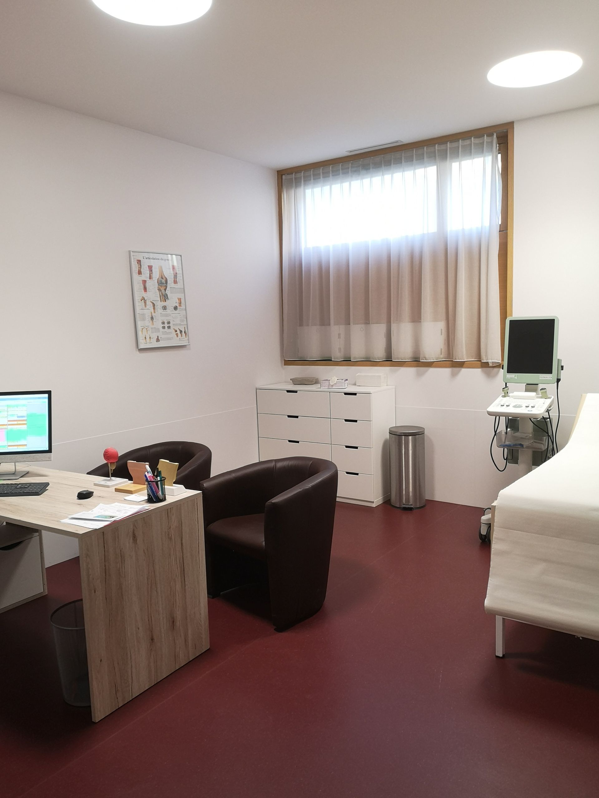 Un médecin tient un modèle de rein et écrit sur un presse-papiers.