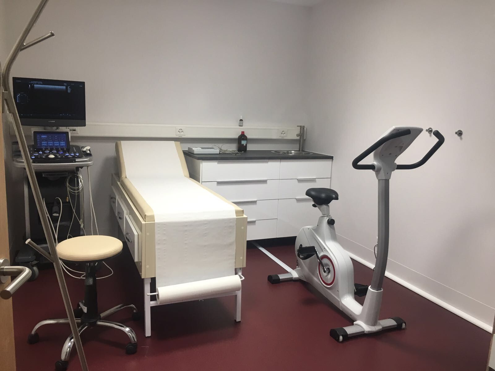 Un cabinet médical avec un lit et un vélo d'exercice