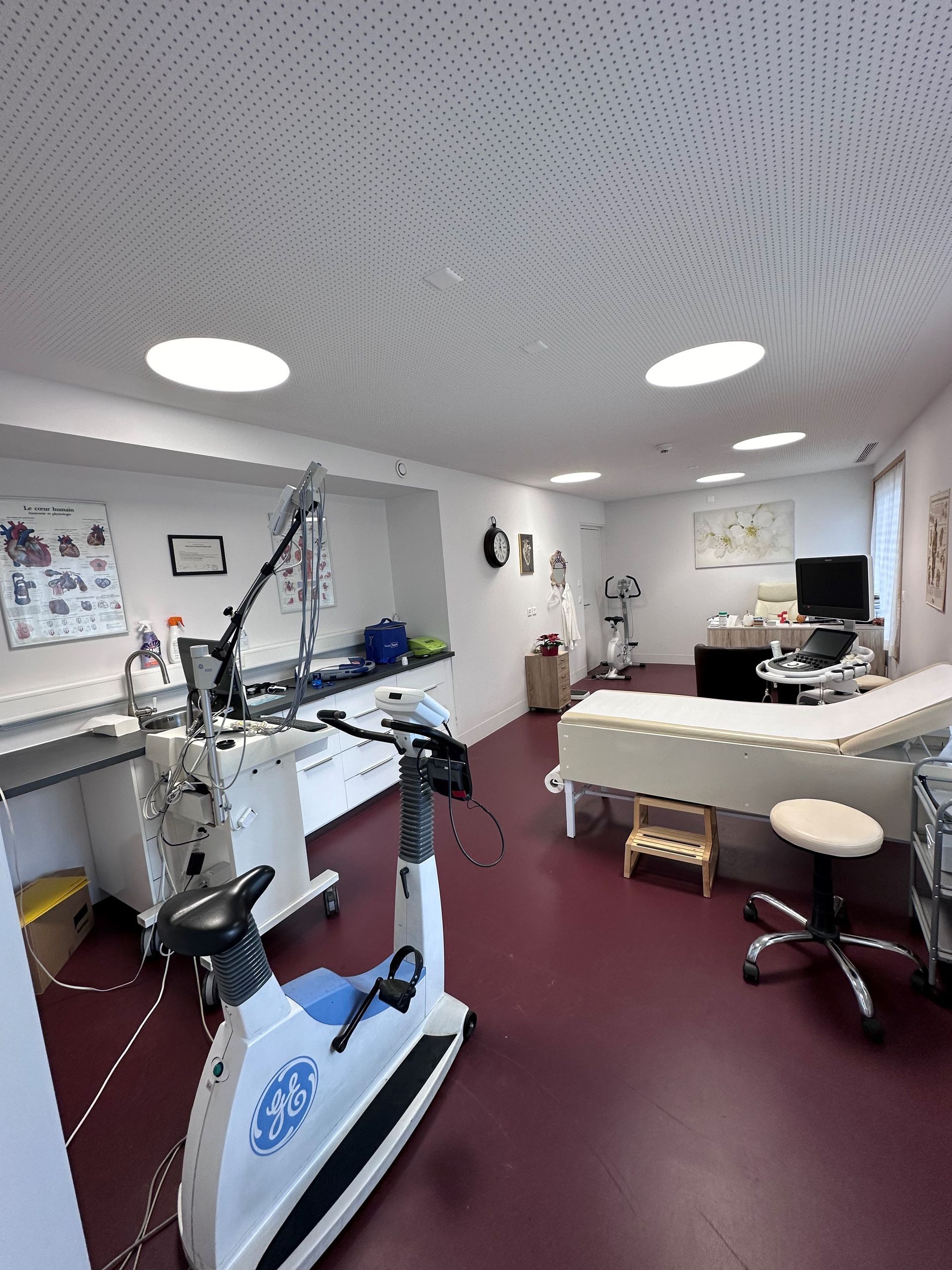 Un cabinet médical avec un lit et un vélo d'exercice
