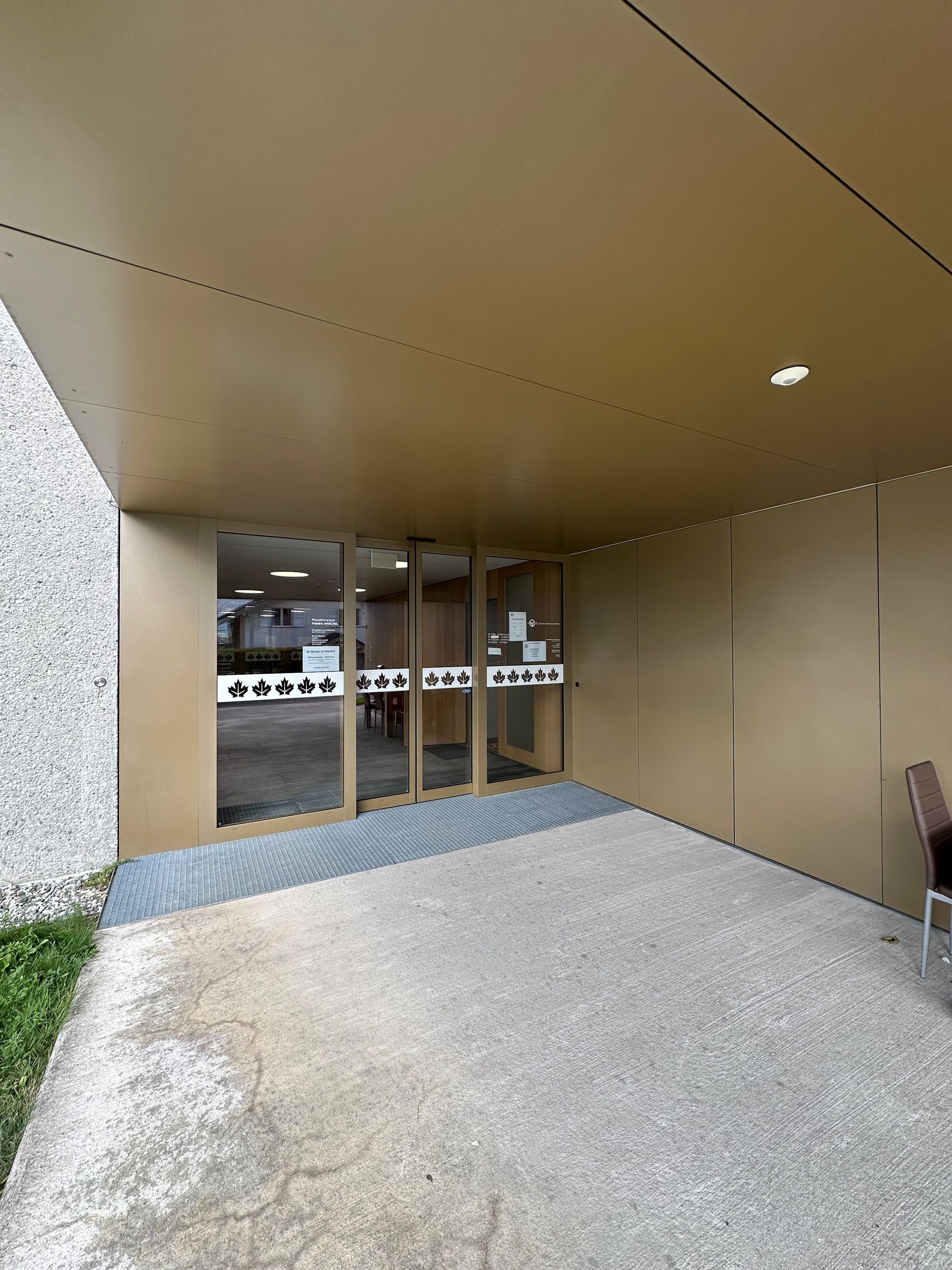 entrée du bâtiment.