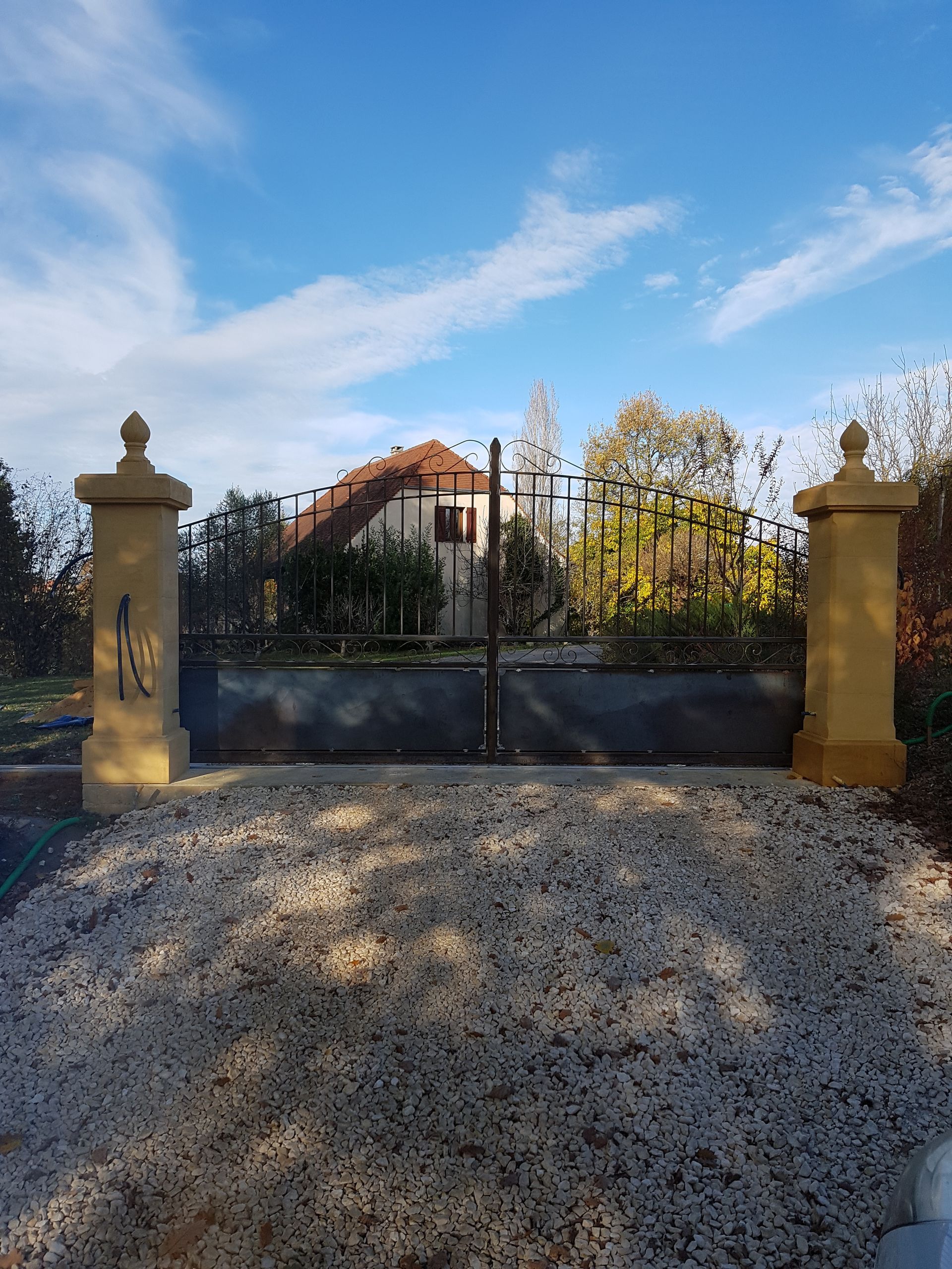 Grand portail en métal