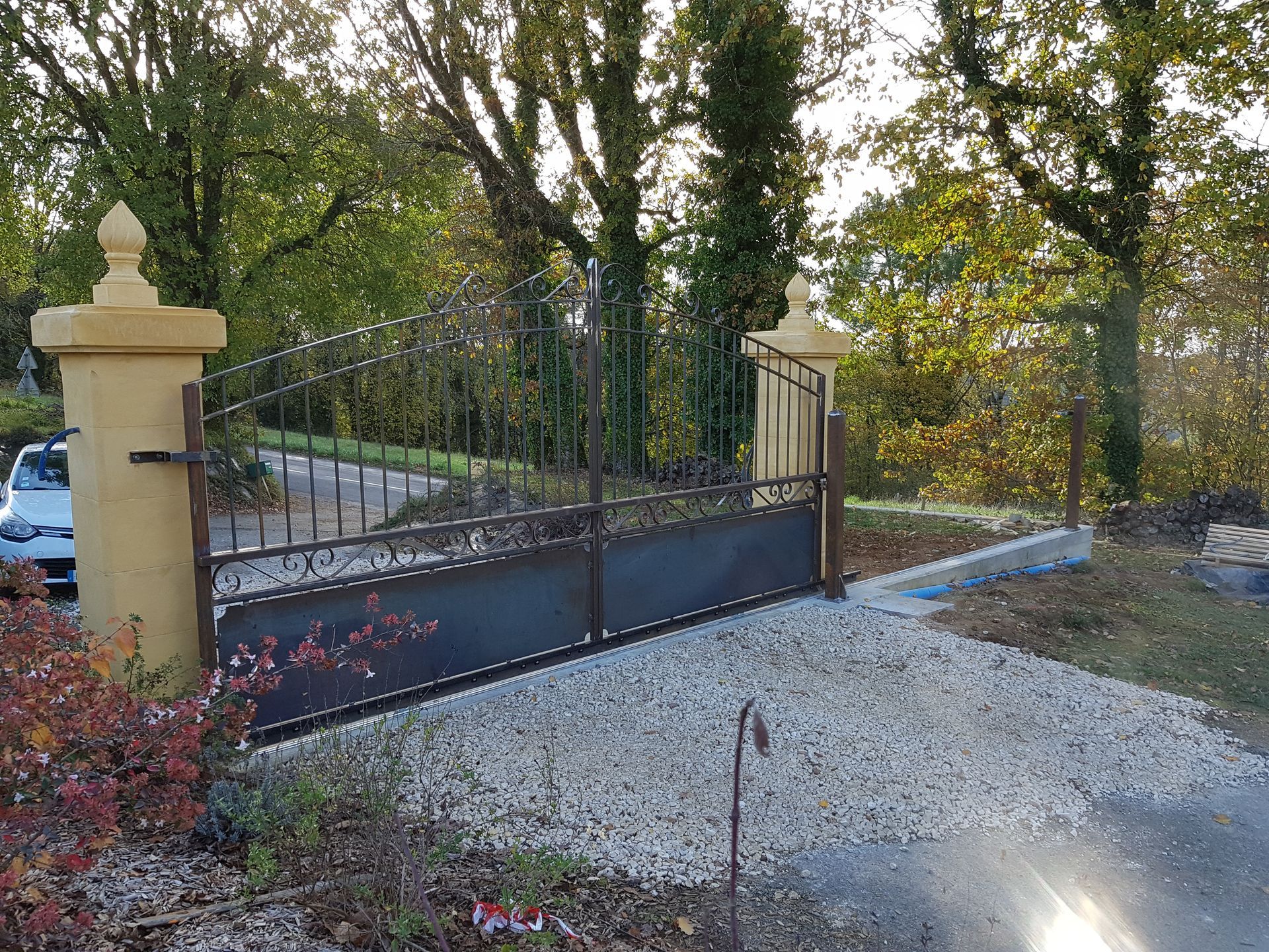 Portail extérieur en métal vu de face