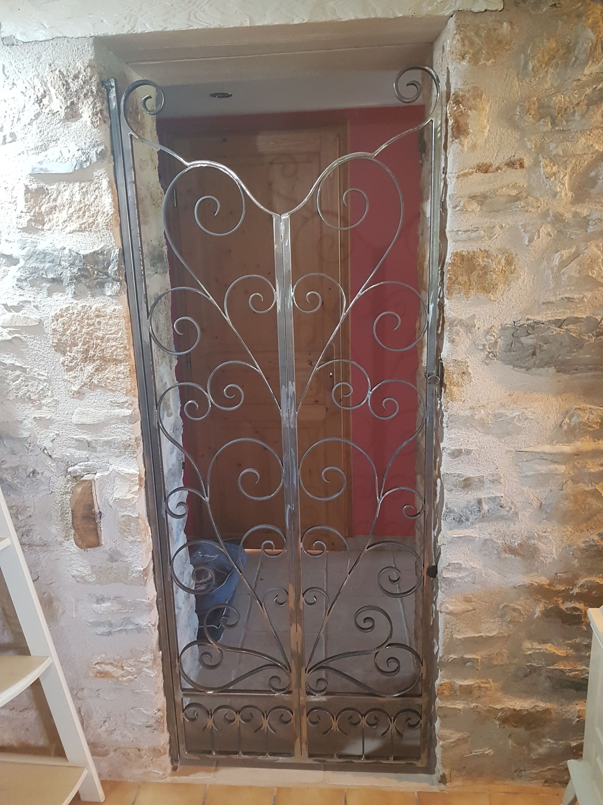 Petite porte de protection en métal