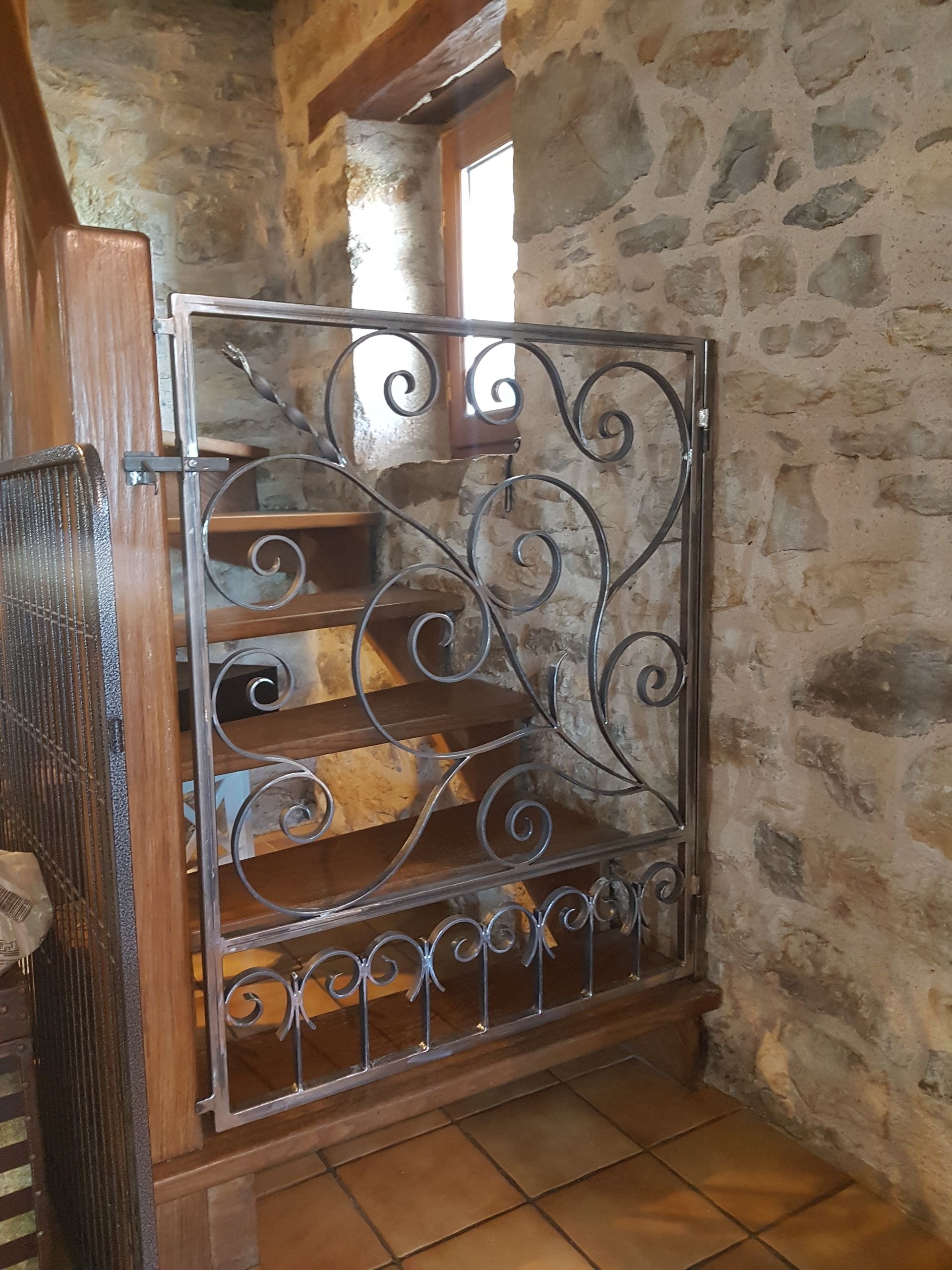 Petite porte de protection en métal avec des formes arrondies