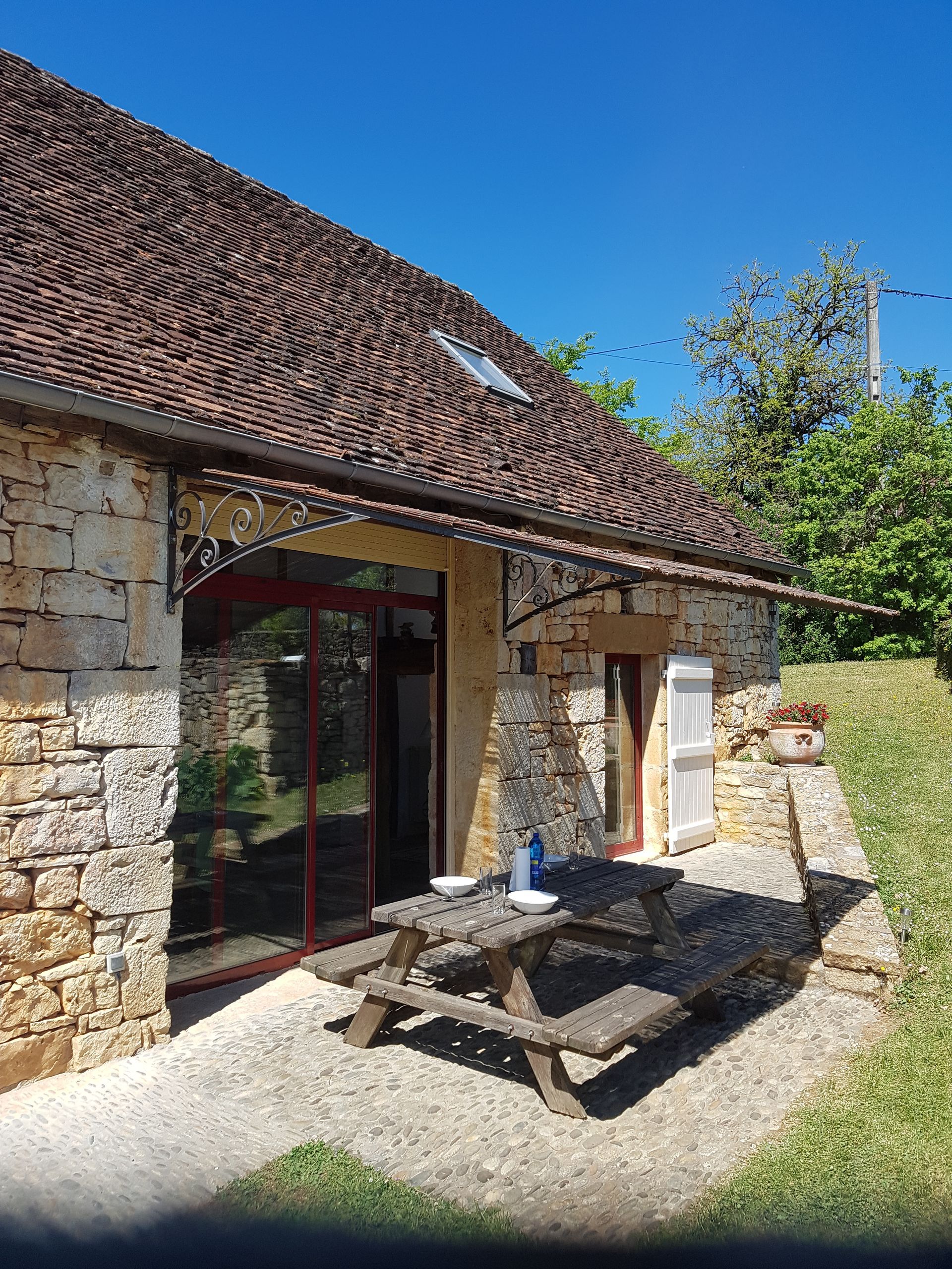 Petite pergolas au-dessus d'une table de pique-nique.