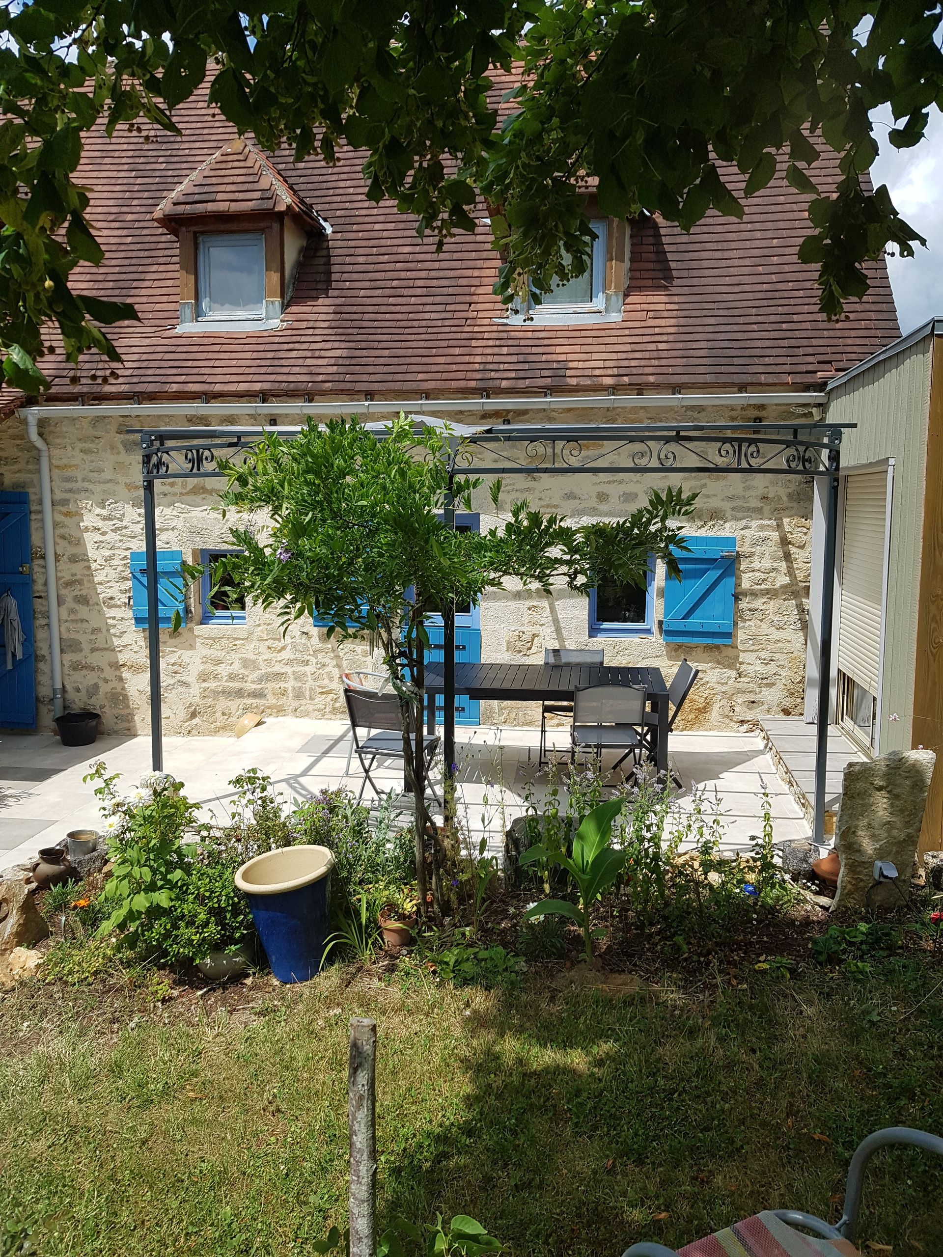 Pergolas sur une maison en pierre ancienne