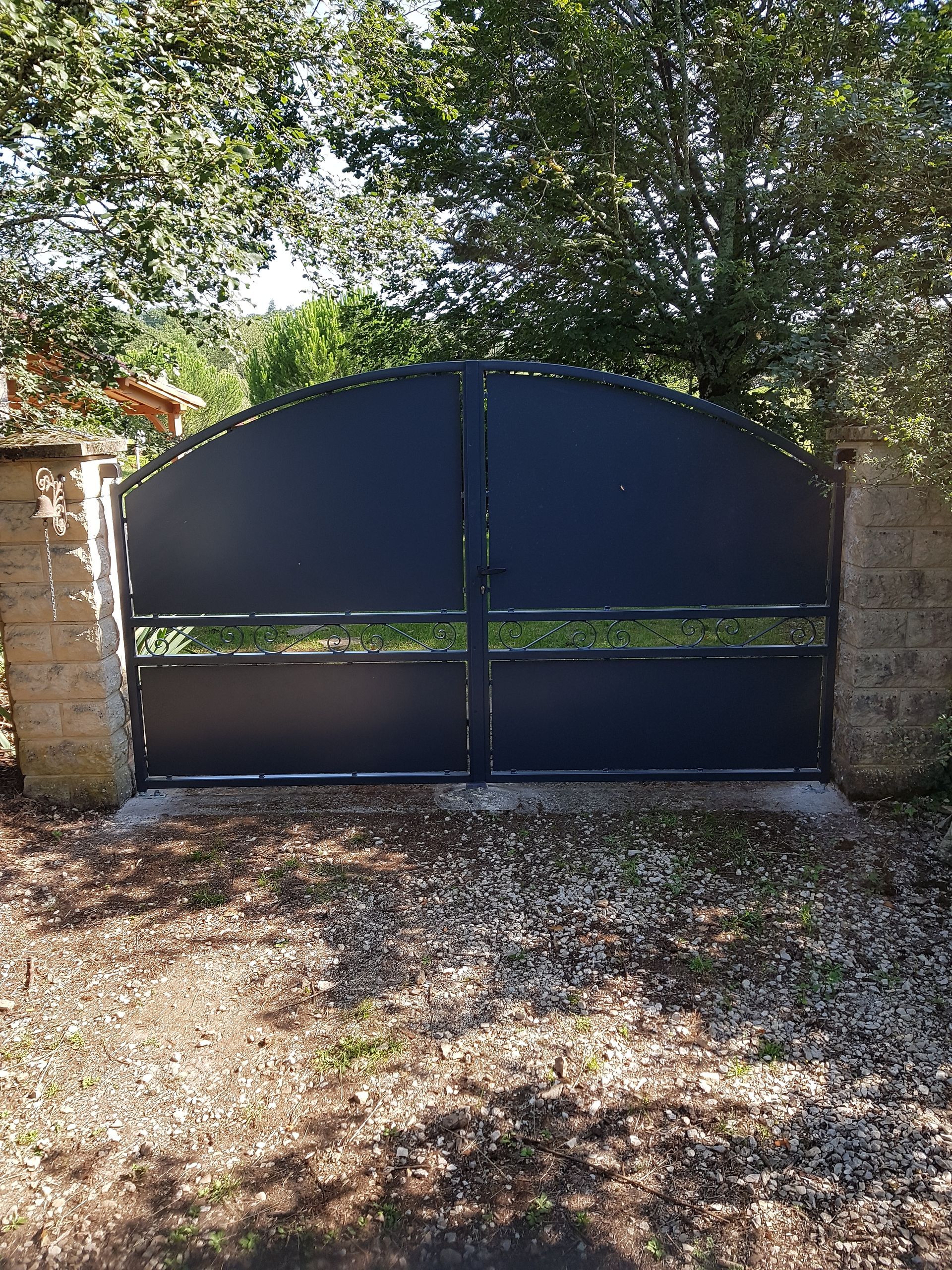 Portail en métal dans un jardin