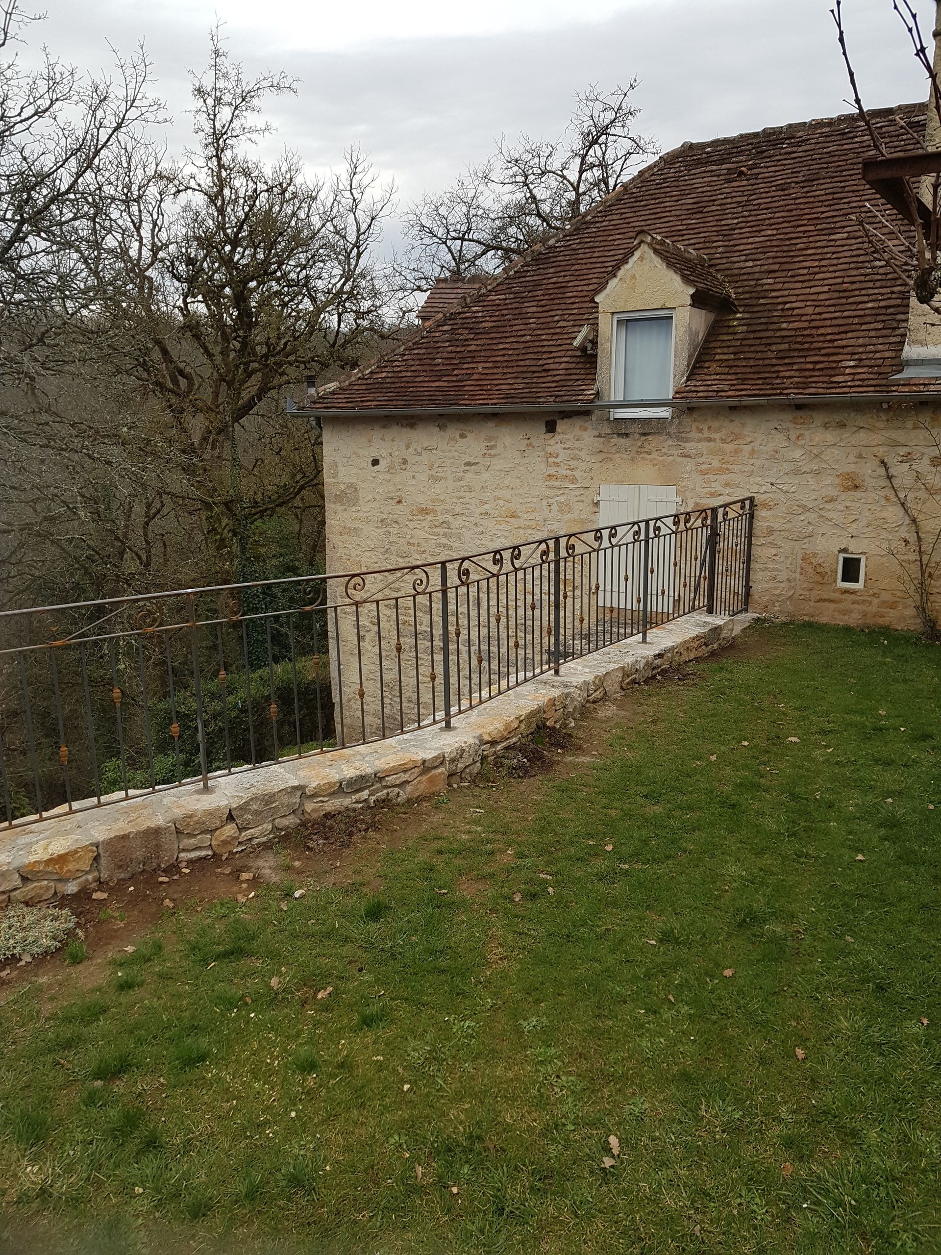 Petit muret avec garde-corps en métal