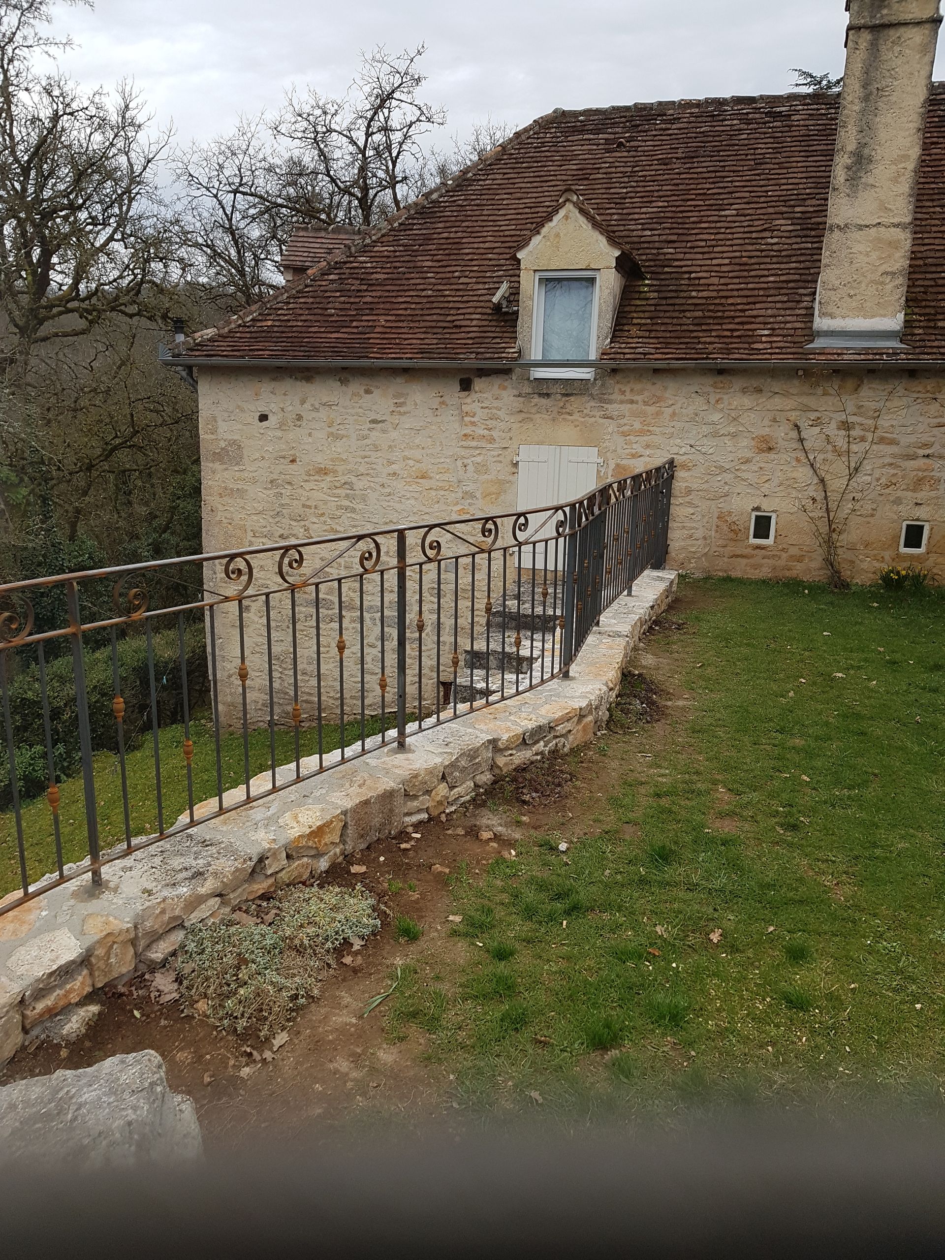 Garde-corps en métal sur un muret en pierre