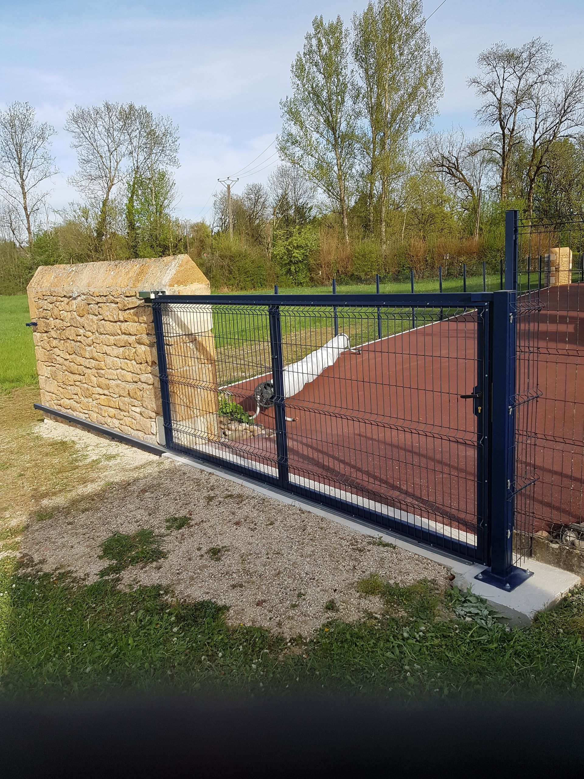 Portail d'un cours de tennis