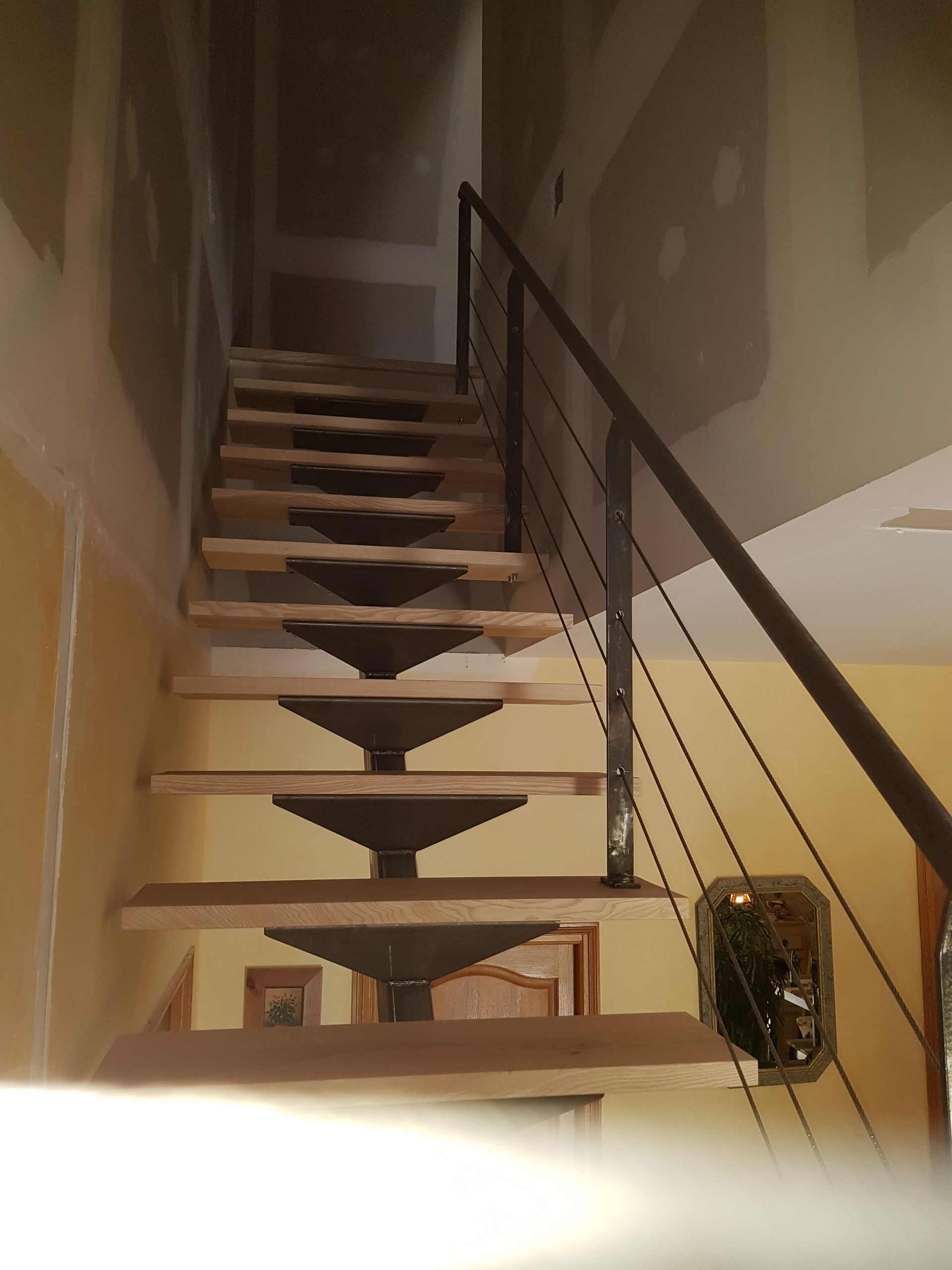 Mise en place d'un garde-corps intérieur qui longe un escalier