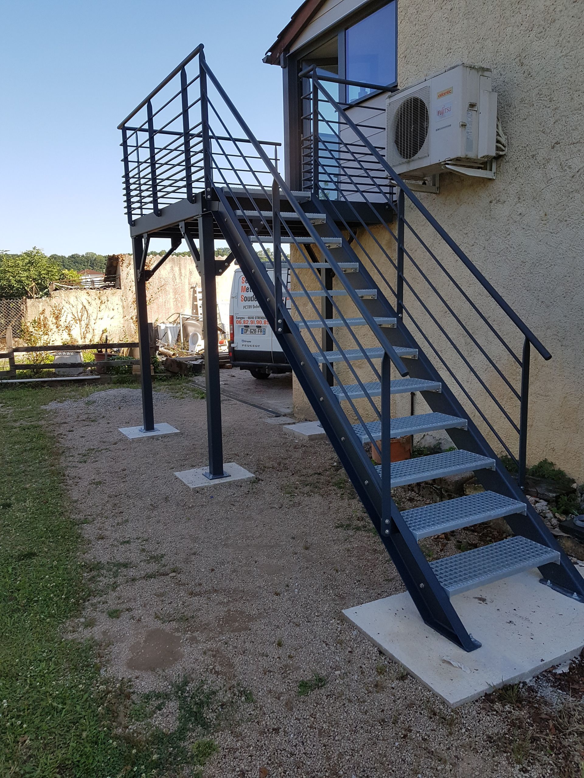 Terrasse sur pilotis en métal foncé
