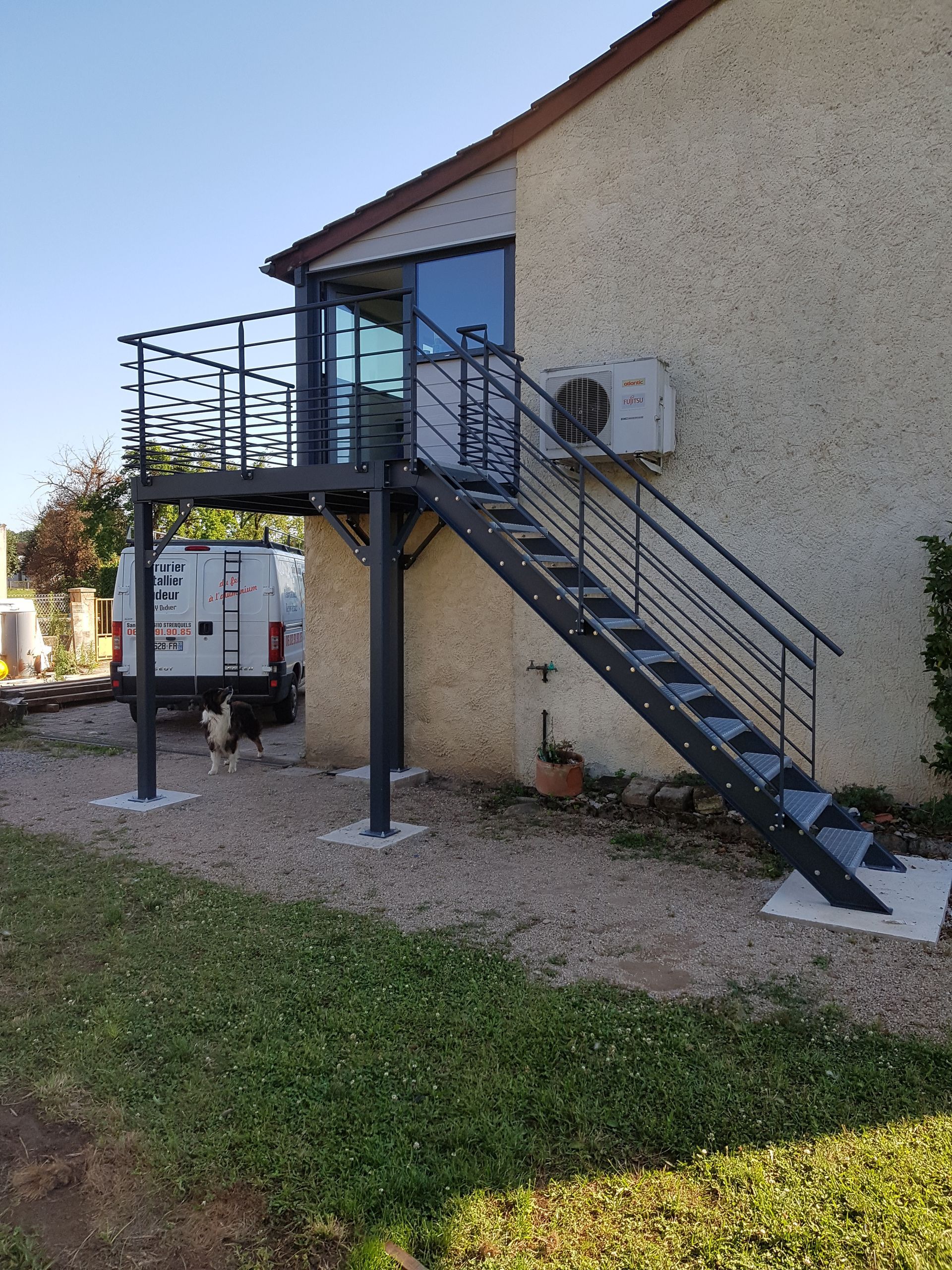 Terrasse sur pilotis en métal vu de face