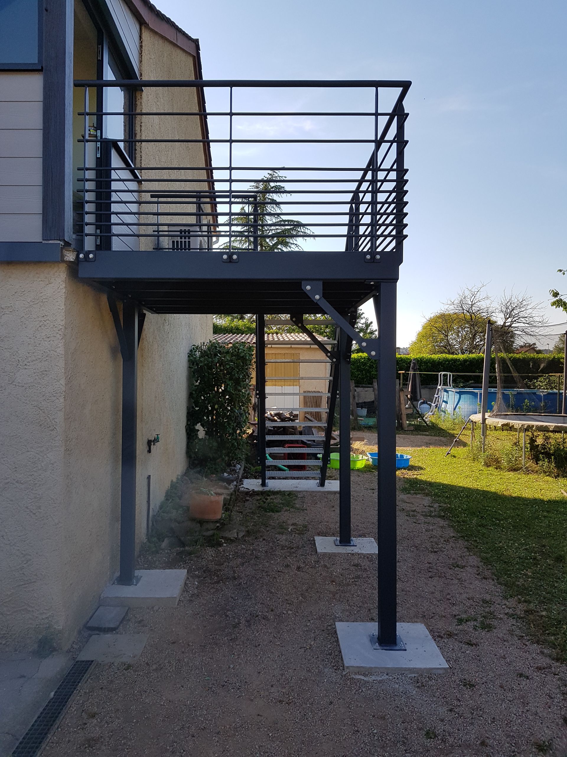 Terrasse sur pilotis en métal