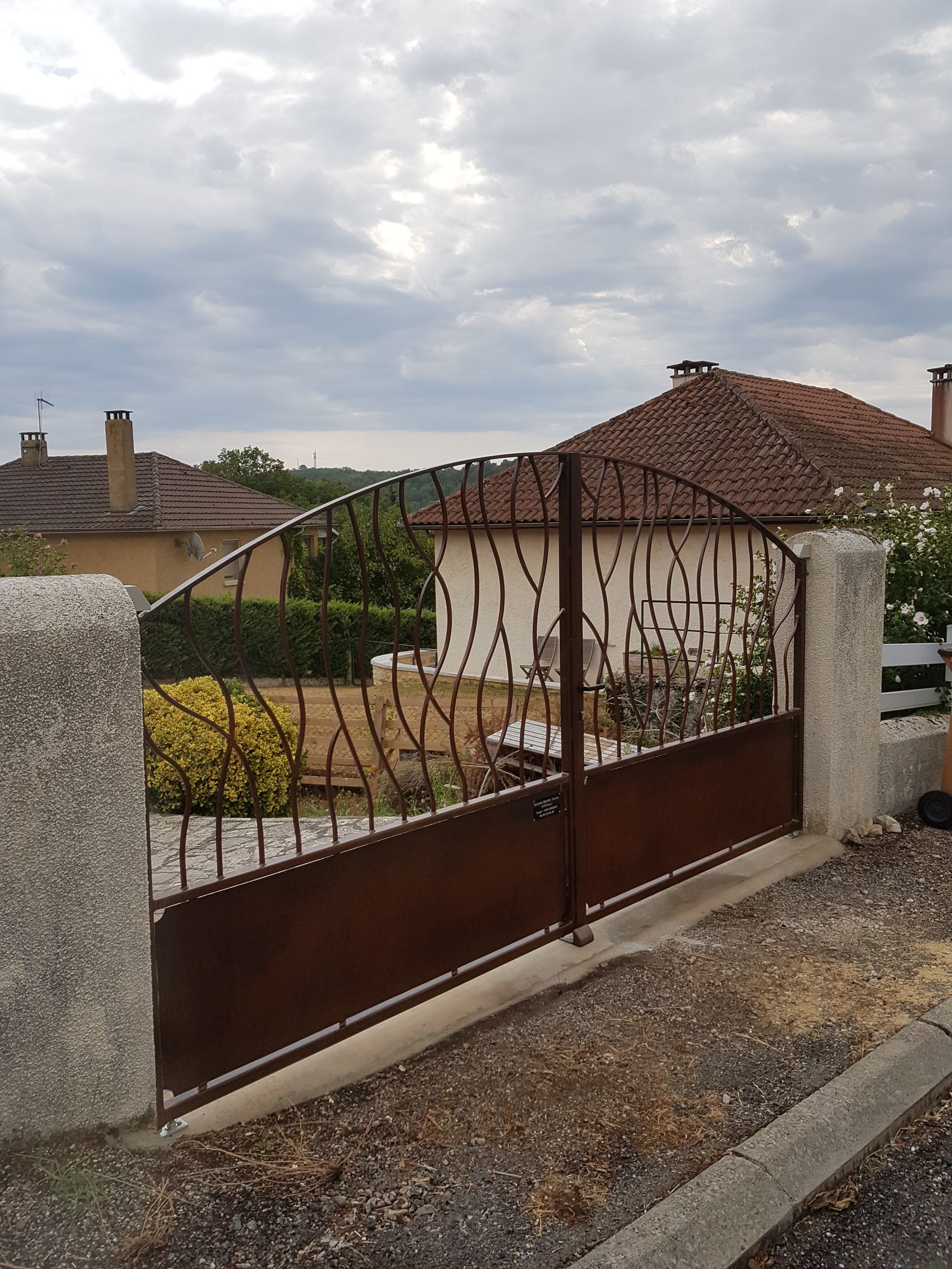 Portail stylisé en métal