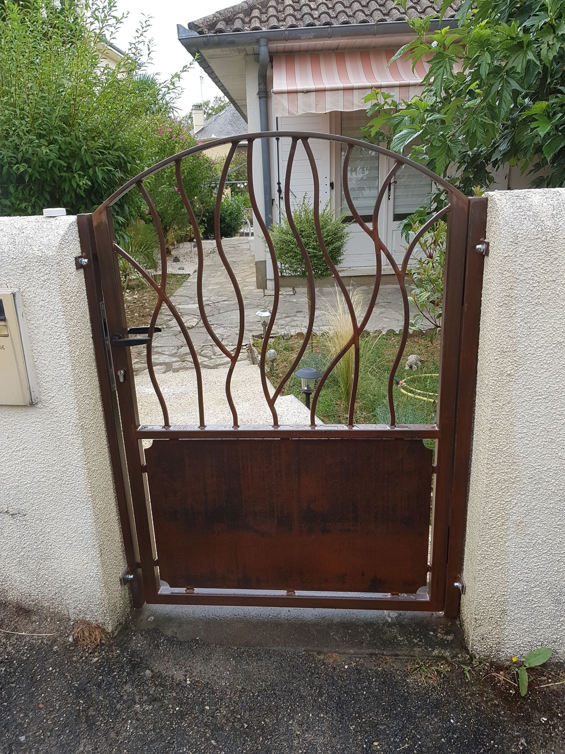 Petite porte stylisée en métal