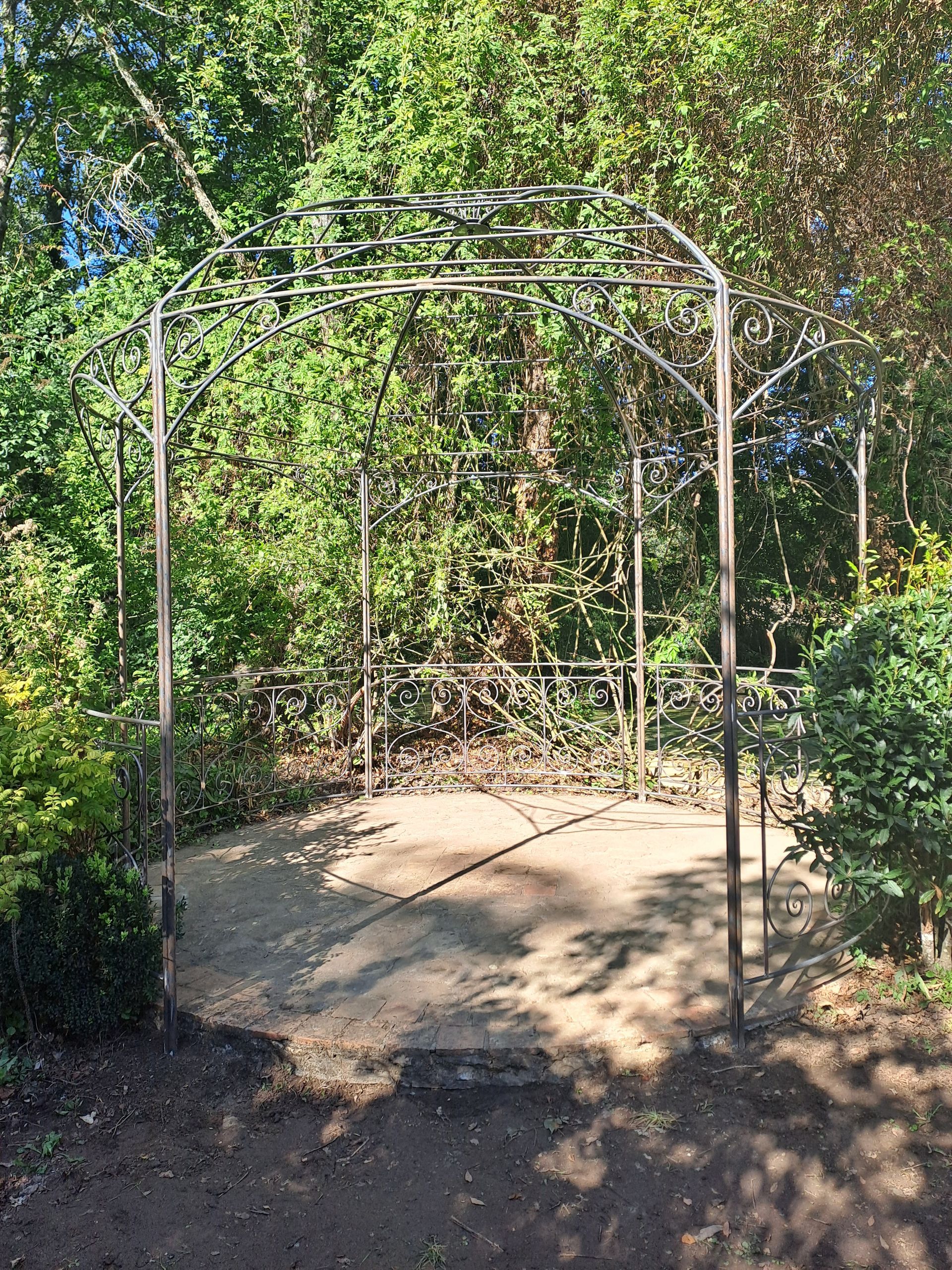 Structure en métal arrondie