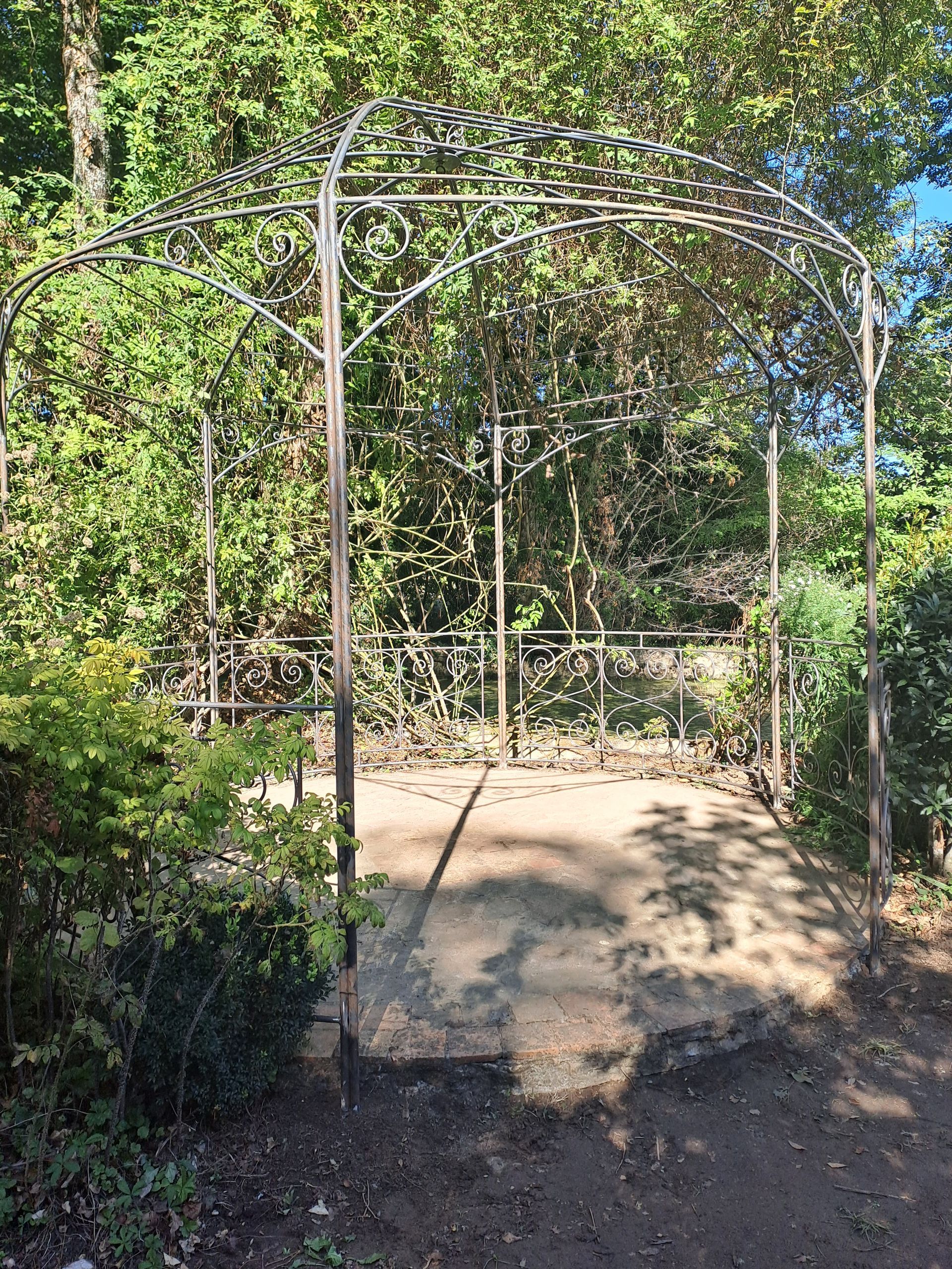 Structure ombragée en métal