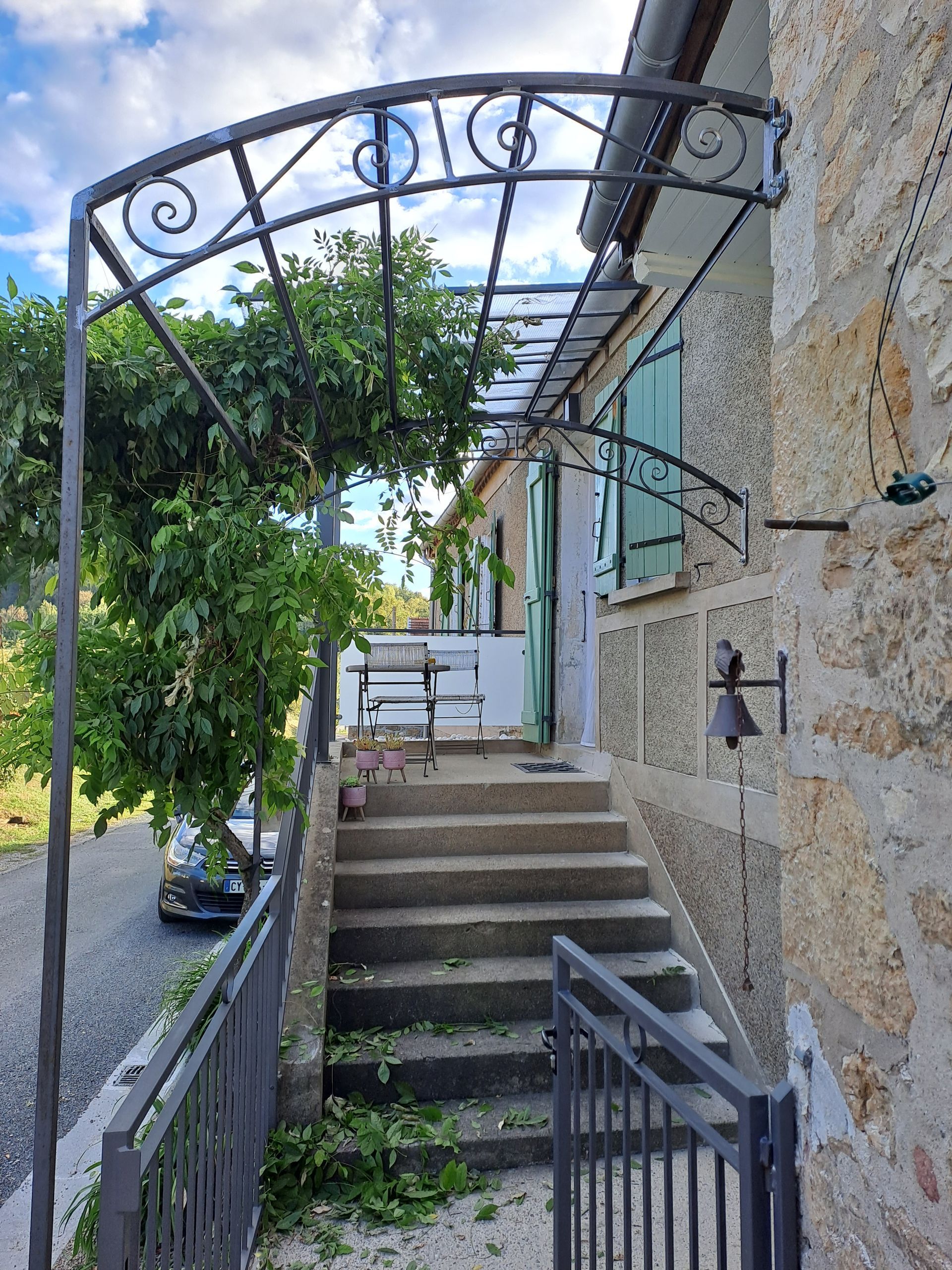 Petite pergolas sur une maison en pierre