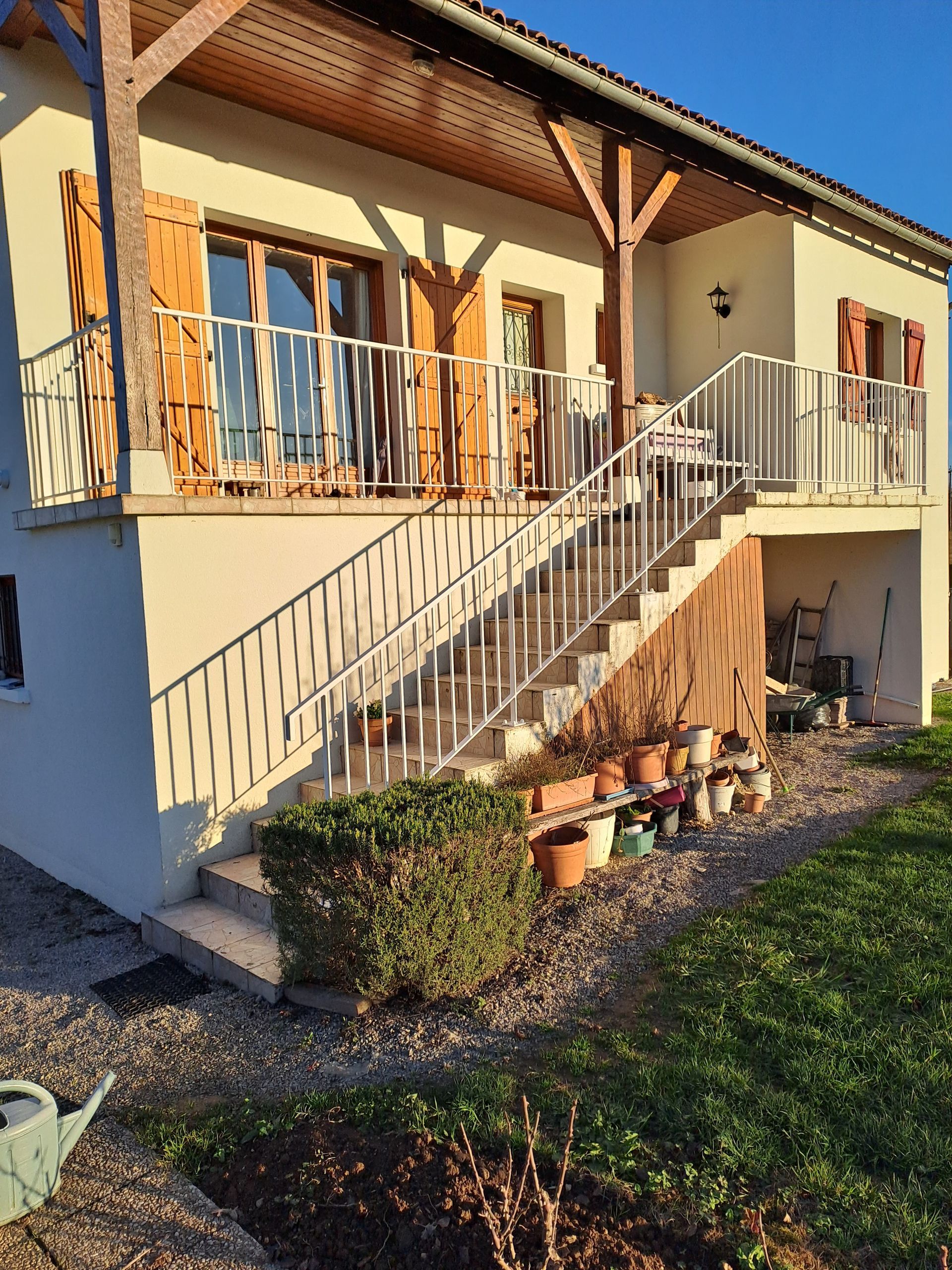 Garde-corps blanc vu de loin