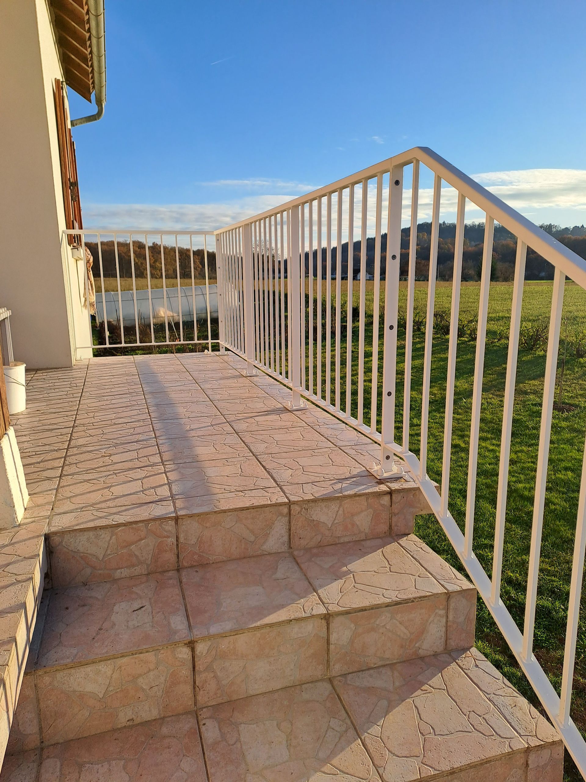 Garde-corps blanc autour d'un escalier