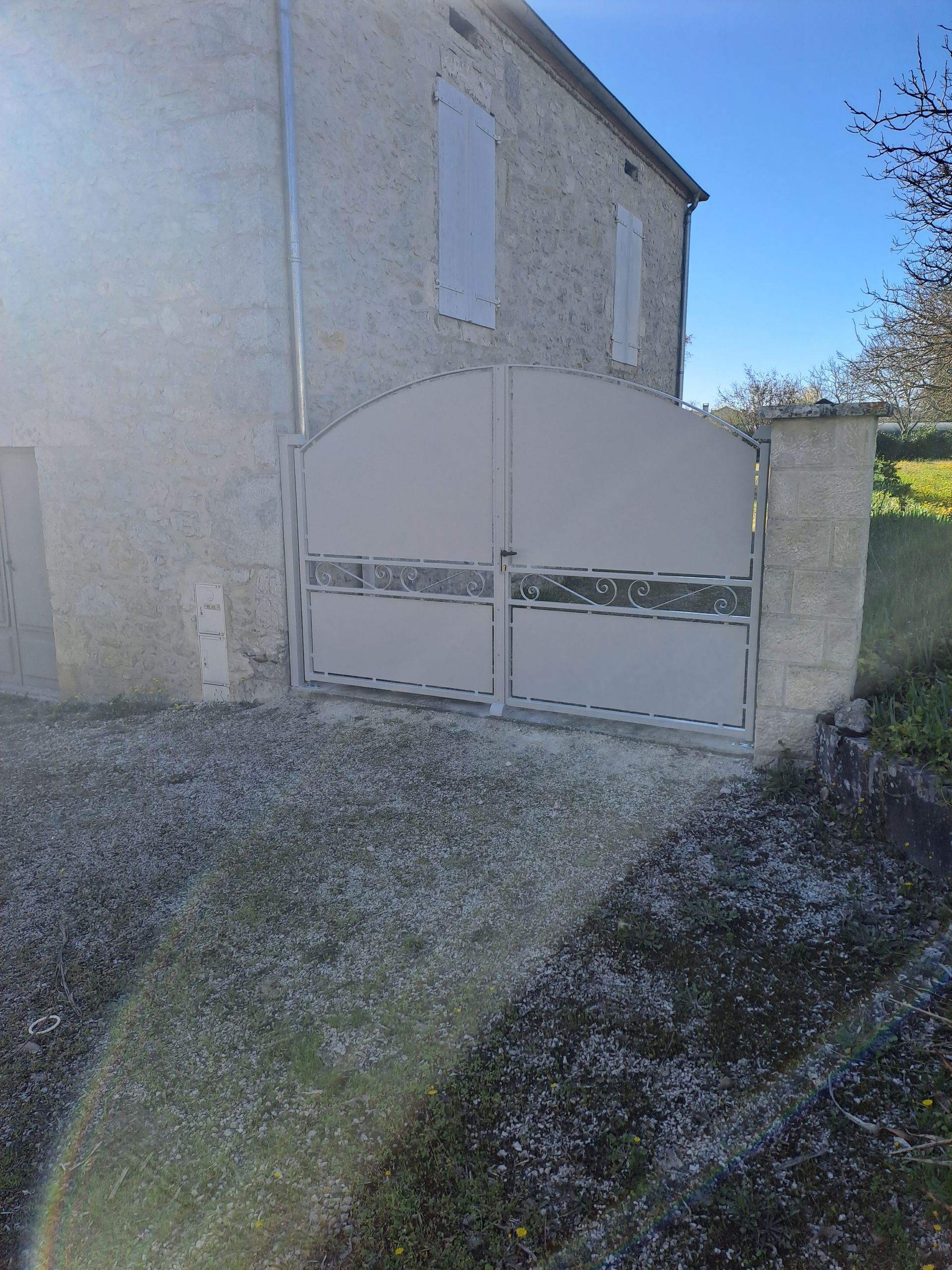 Portail en métal blanc finalisé