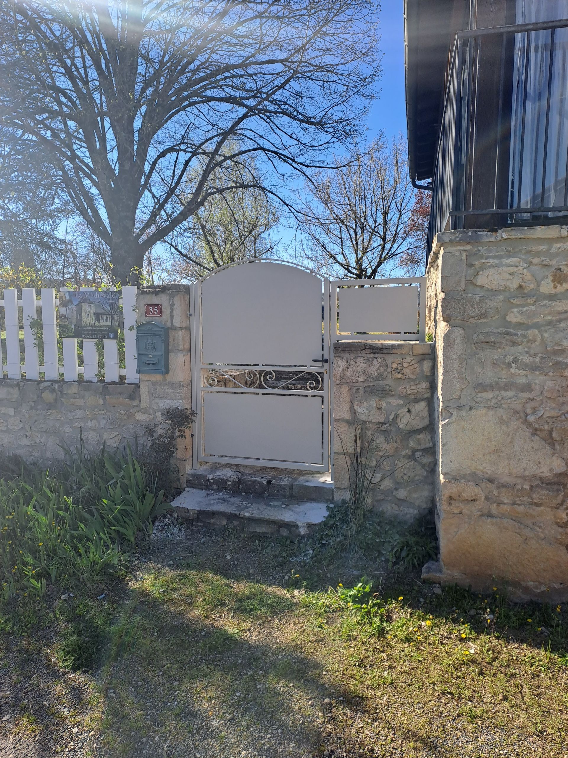 Portail en métal blanc