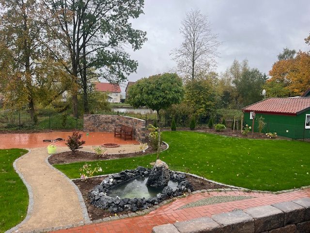 In der Mitte des Gartens befindet sich ein Brunnen.