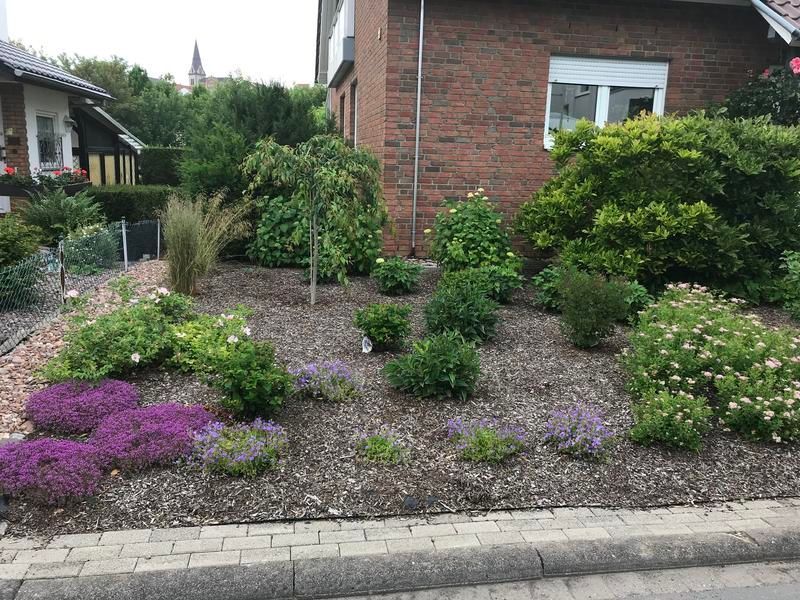 Ein Backsteinhaus mit einem Garten davor.
