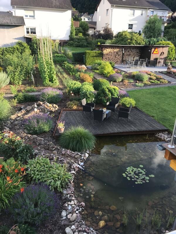 Eine Luftaufnahme eines Gartens mit einem Teich in der Mitte