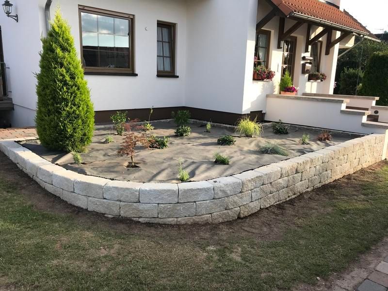 Ein weißes Haus mit einem Garten davor