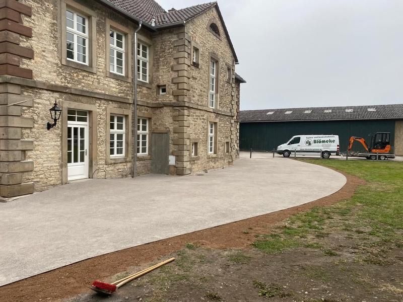 Ein großes Backsteingebäude, vor dem ein weißer Lieferwagen geparkt ist.