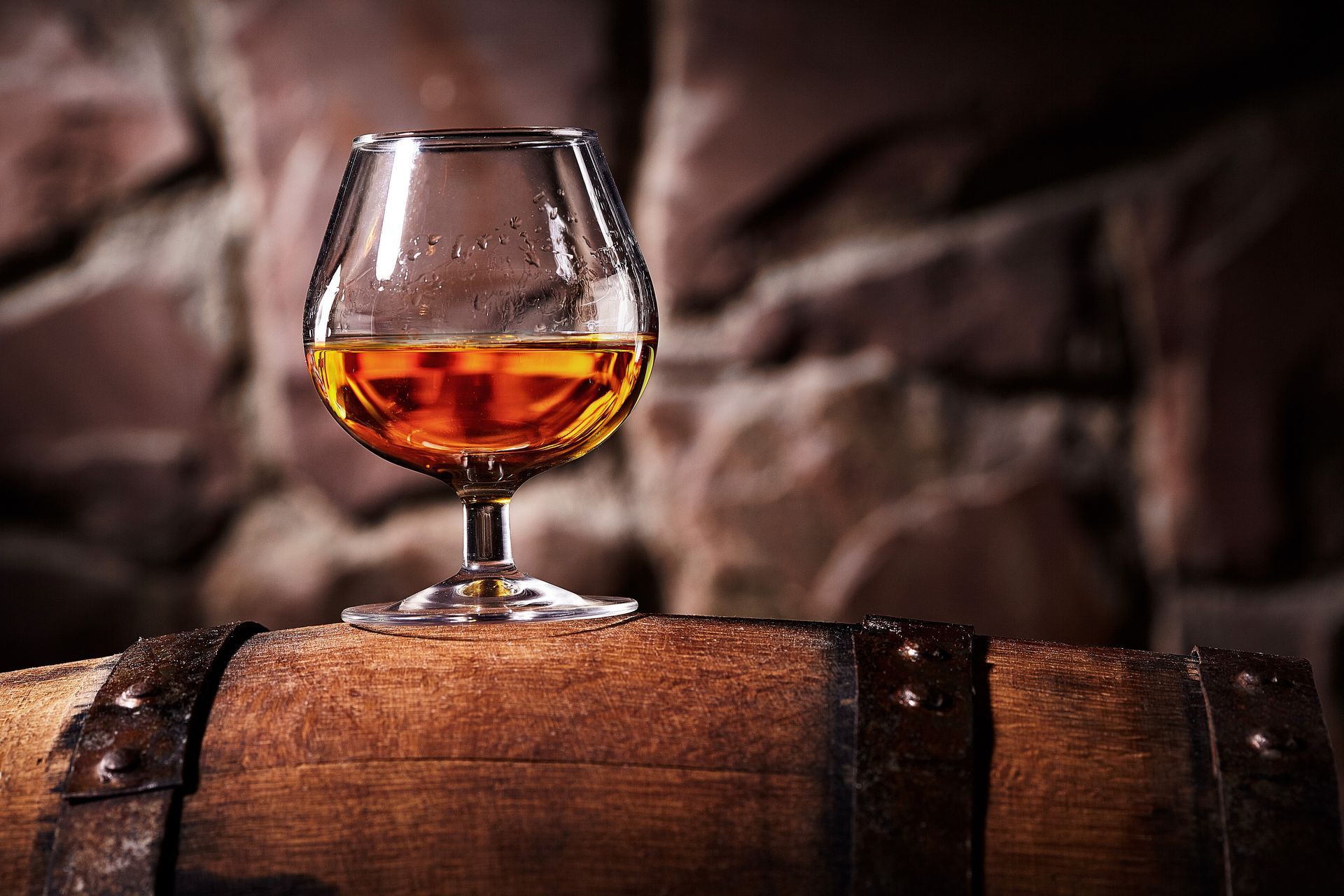 Une verre de cognac sur un tonneau
