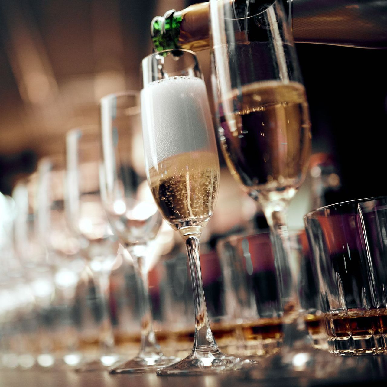 Une bouteille qui remplit des verres de champagne