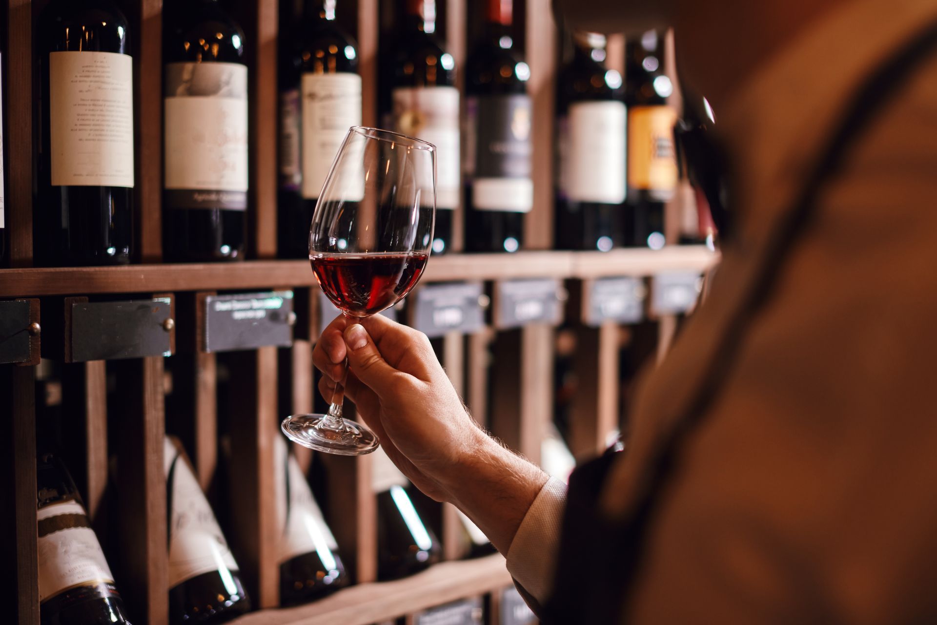 Une main qui tient un verre de vin