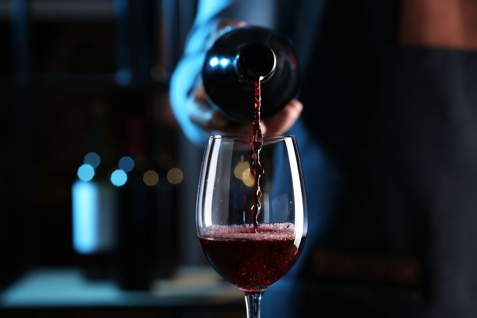 Une bouteille de vin rouge et un verre à vin