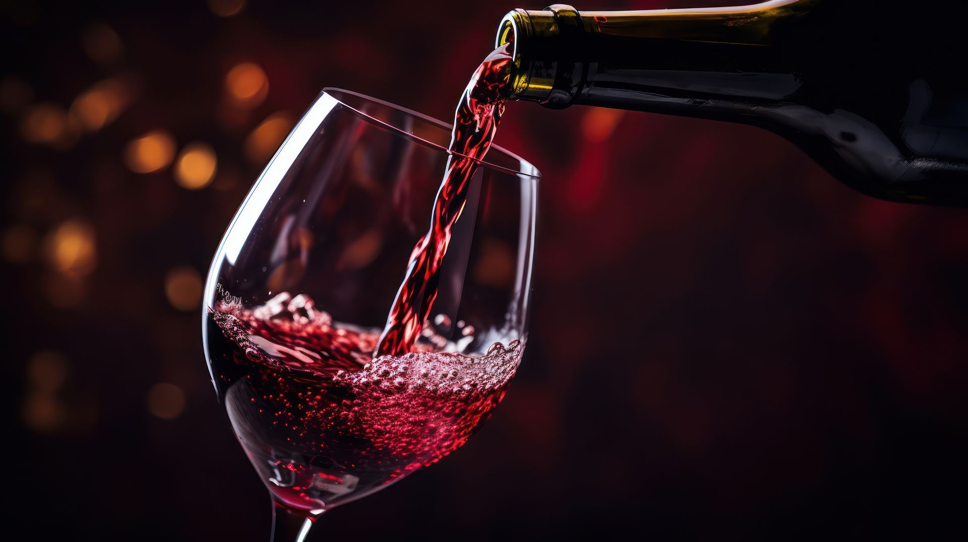 Du vin rouge versé dans un verre
