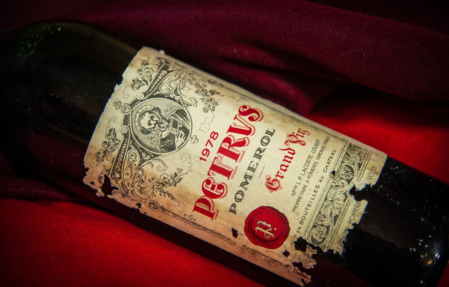 Une bouteille de vin Pomerol