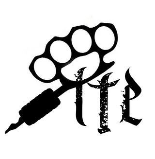 Un gráfico negro y estilizado que muestra unos nudillos de latón unidos a una máquina de tatuar, junto a las letras