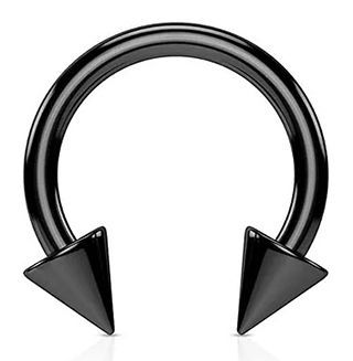 Piercing corporal circular negro en forma de herradura con extremos cónicos puntiagudos.