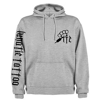 Una sudadera gris con capucha que luce el logotipo de una máquina de tatuar con nudillos de latón en el pecho y texto en la manga derecha.